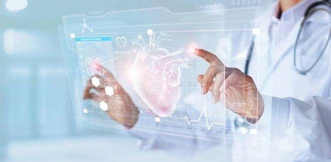 Καρδιολογικό doctor checking a heart on a 3D model